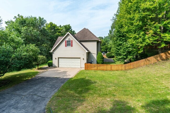 Building Photo - 509 Green Coulee Rd