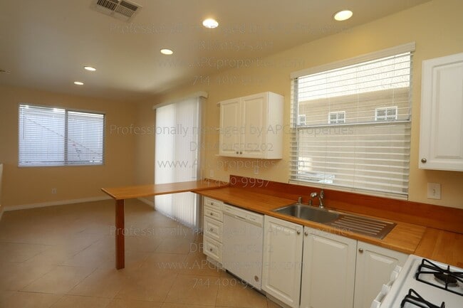 Building Photo - 48 Calle De Los Ninos