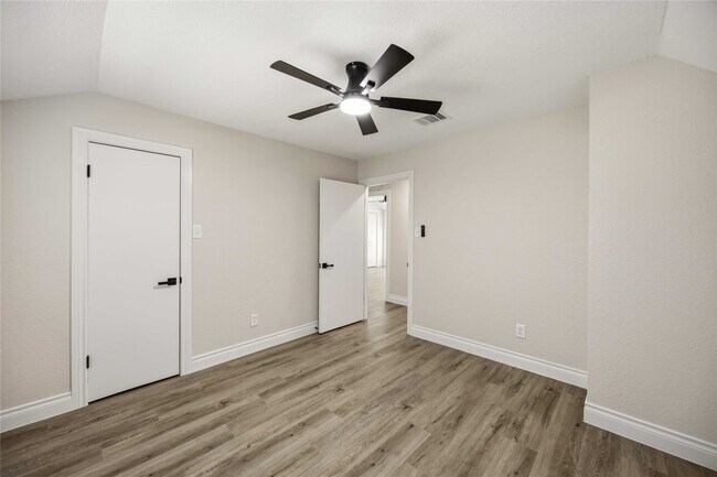 Building Photo - 5702 Old Lodge Dr