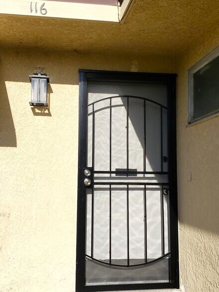 Building Photo - 116 N La Plaza
