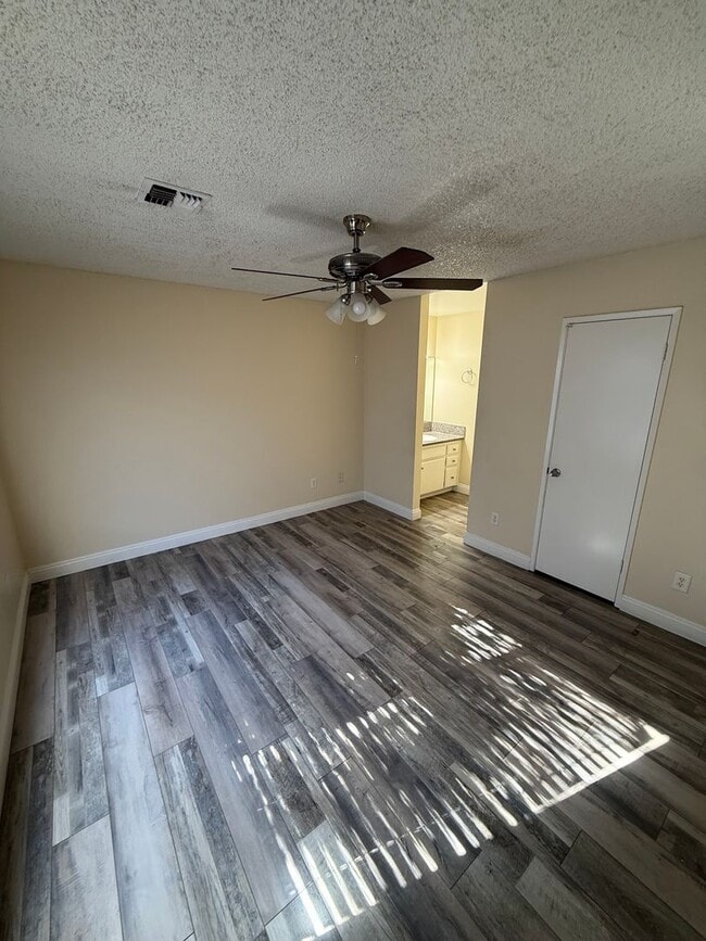 Building Photo - Spacious 2-Bedroom, 1-Bathroom Home in Sou...