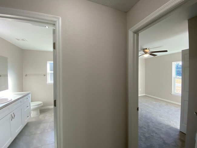 Building Photo - Custom Home - Desirable SW Ocala Neighborhood 3/2/2 **Won't Last**