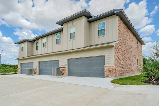 Building Photo - Spacious Townhome Available Now!