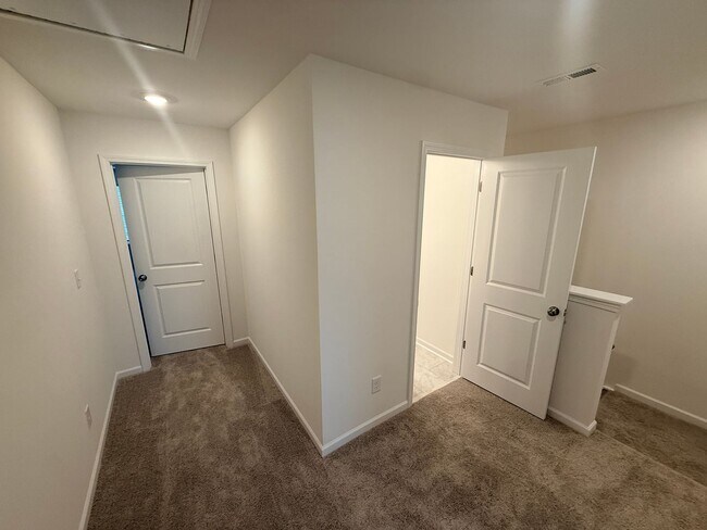 Building Photo - Brand New Townhome in Highland Creek Area!