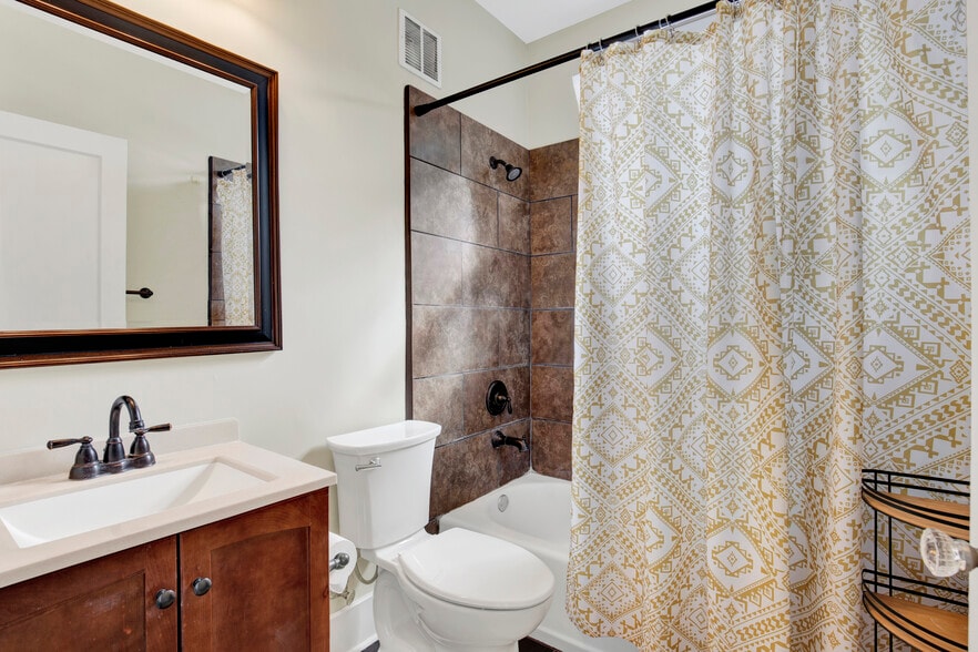 Full Bathroom - 309 E 34th St