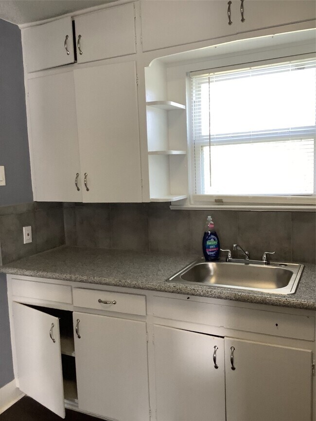 Building Photo - 715 S Market St