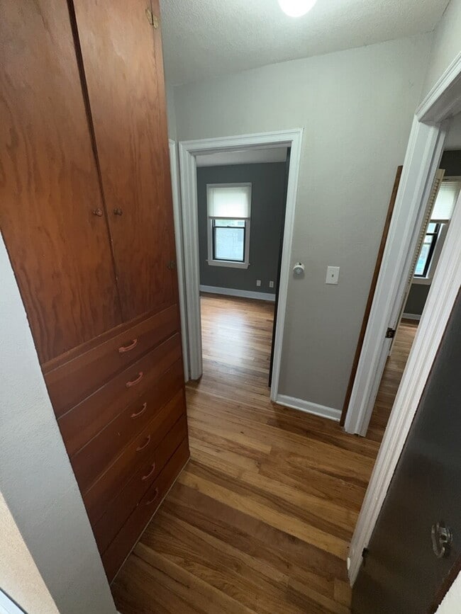 Building Photo - 608 N Parkwood Ln