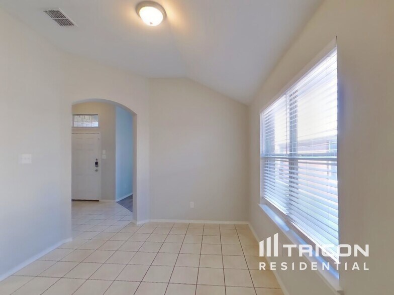 Building Photo - 2544 Taos Dr