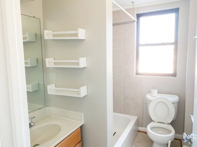 Building Photo - Sunny 2BR on 14th Street in Columbia Heights w/ Parking