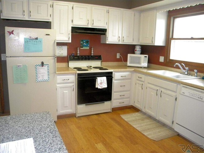 Building Photo - 4400 S Marion Rd