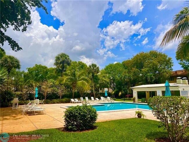 Building Photo - 5155 E Sabal Palm Blvd