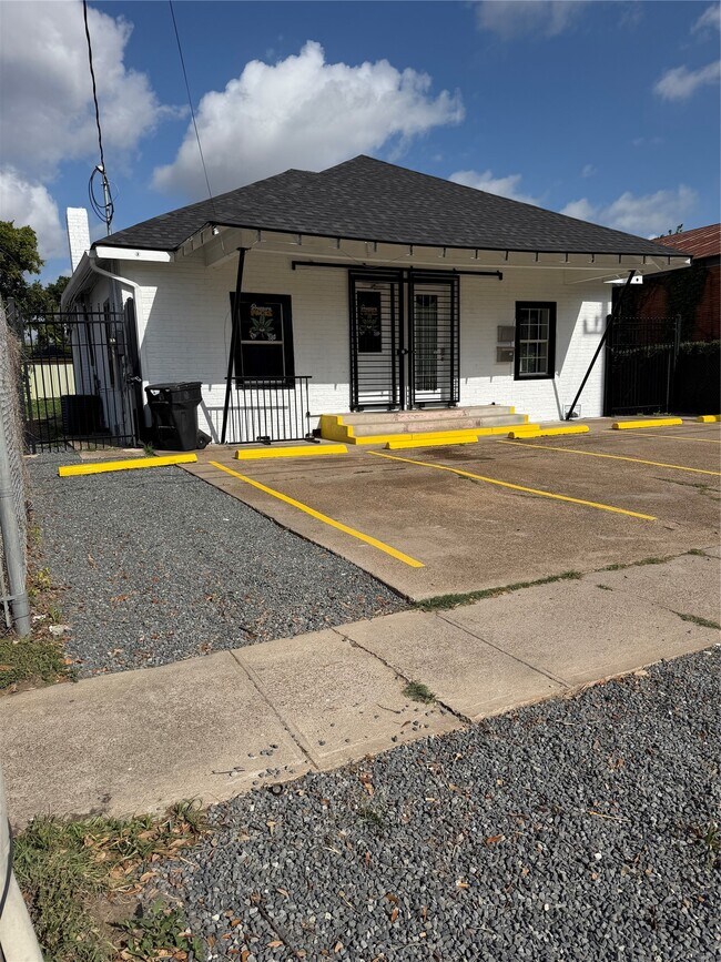 Building Photo - 304 Lockwood Dr