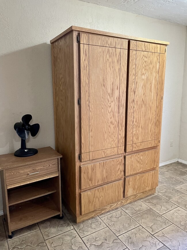 Building Photo - 2 Cabin Rd