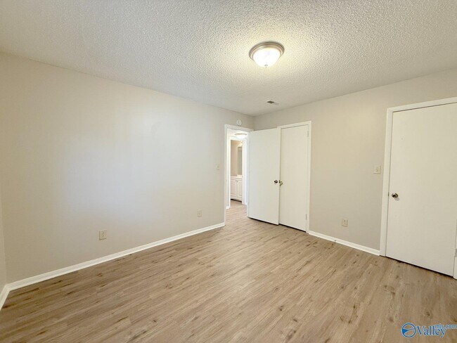 Building Photo - 2700 Lantern Walk SE