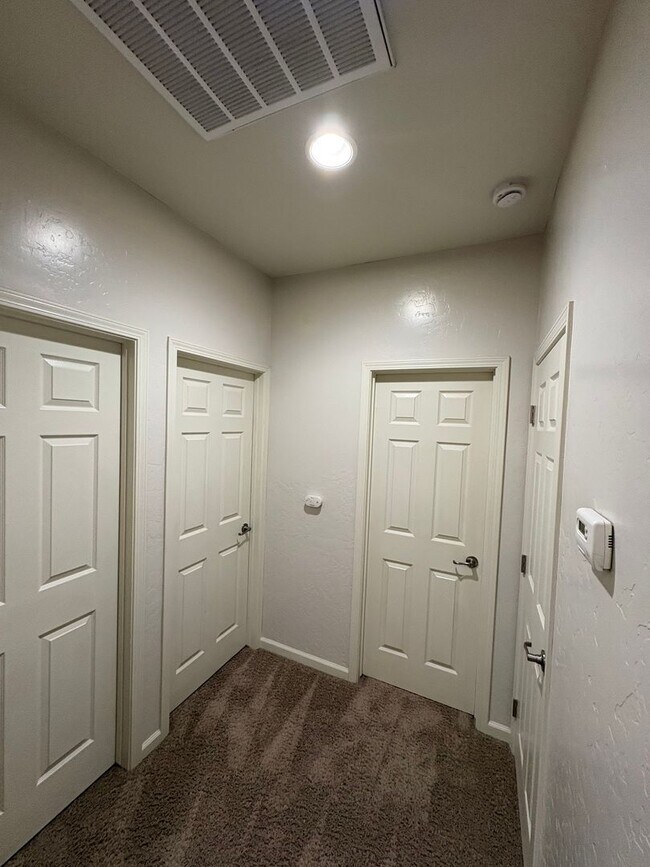 Building Photo - Lovely home available now!