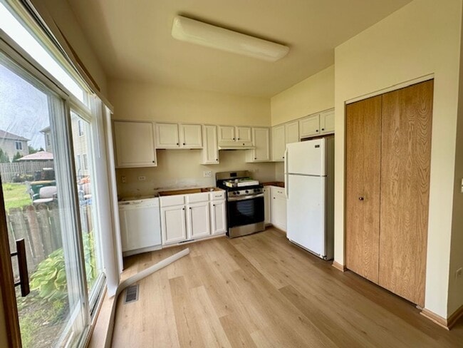 Building Photo - Newly Updated 3 Bedroom 2.5 Baths. One Car...