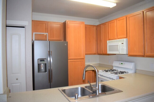 Building Photo - 5201 Laguna Oaks Dr