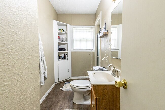Building Photo - Pre-Leasing Summer 2023: Spacious 4/2,