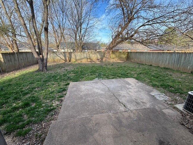 Building Photo - 3-Bedroom 2-Bathroom House in Fayetteville Near Fiesta Square!