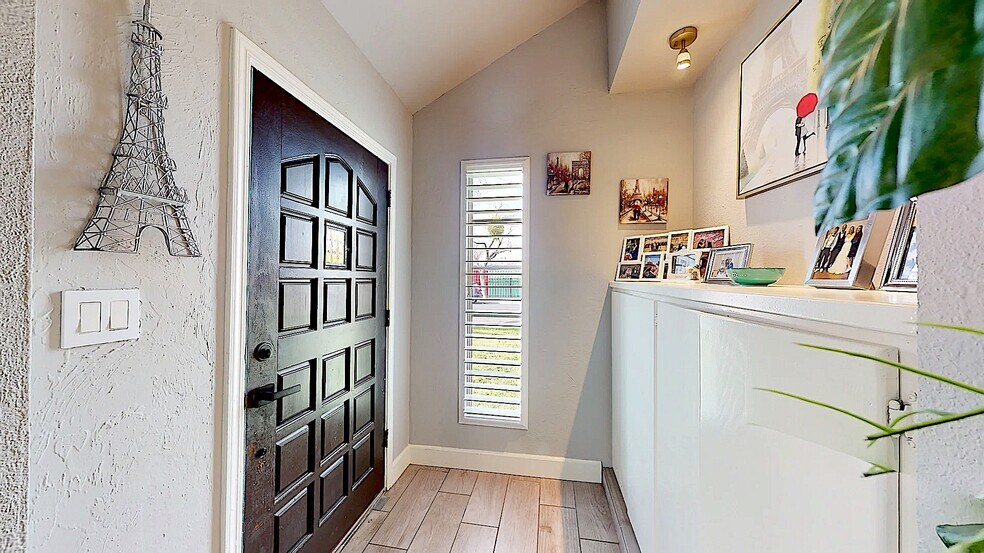 Building Photo - 204 N Santa Ana Ave