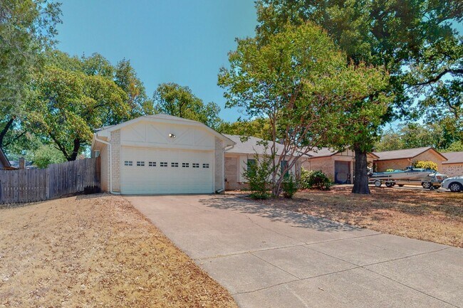 Building Photo - Available June 1st! 3 Bedroom 2 Bath East ...
