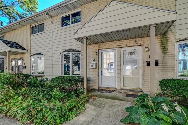 Building Photo - 136 N Lakewood Gardens Ln