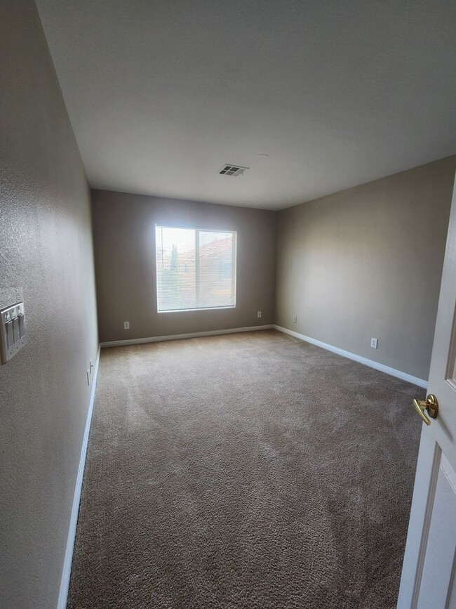 Building Photo - A Gorgeous 2 Bedroom, 2 Bathroom, 1 Car Ga...