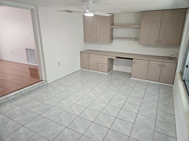 Building Photo - 1560 Robinson Dr N
