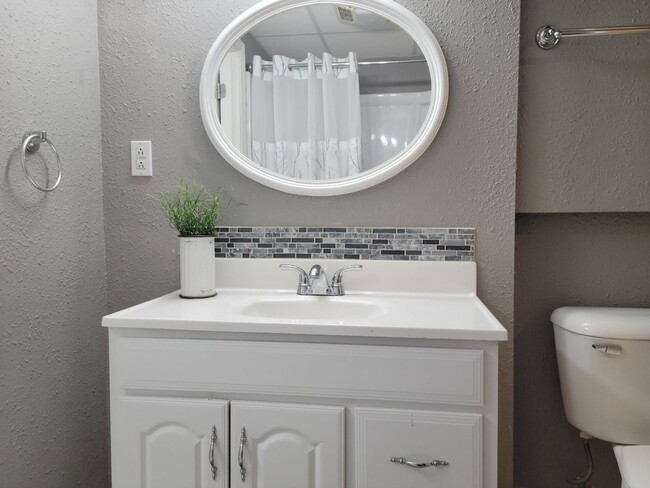Building Photo - BEAUTIFUL UPDATED 3 BEDROOM 2 BATH HOUSE!