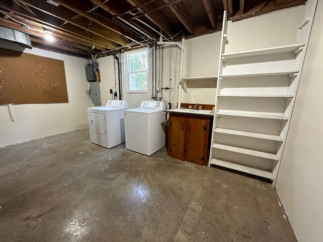 Building Photo - Spacious brick house in Lynchburg!