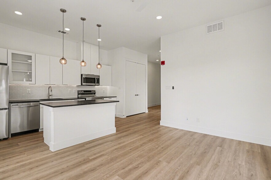 Building Photo - 2217 N Fitzhugh Ave