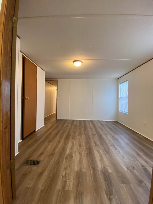 Master bedroom - 33 White Oak Dr