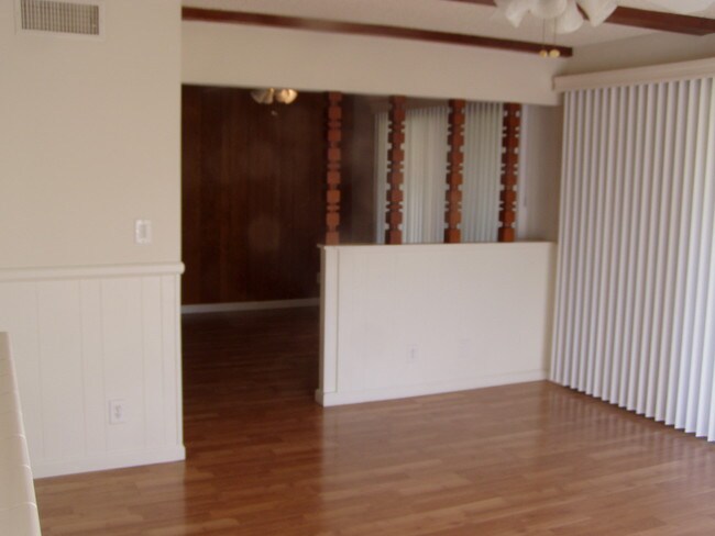 Building Photo - 10854 Reseda Blvd