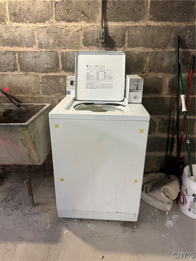 Building Photo - 409 Milton Ave