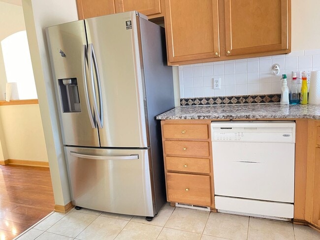 Building Photo - Move-in Special offer!!! Stunning 5 bedroo...