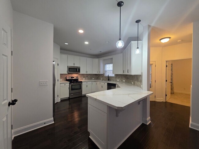 Building Photo - Hendersonville one level villa community amenities included