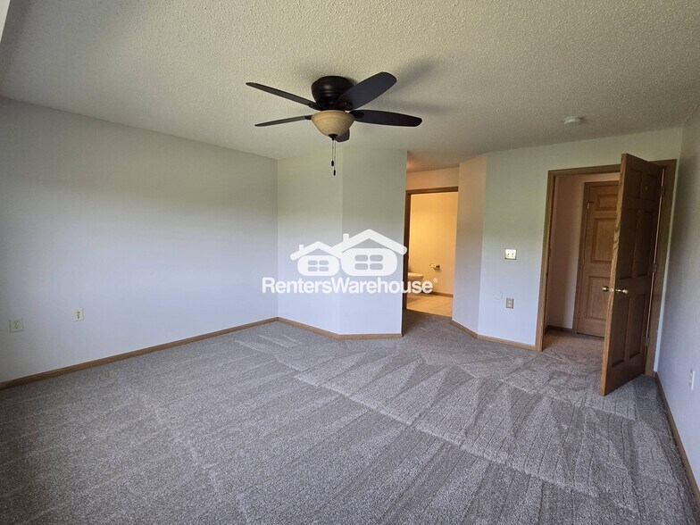 Building Photo - 1321 Lake Dr E