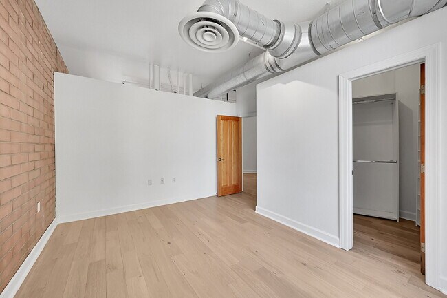 Building Photo - $2,500 - 1 Bed 1 Bath Condo with Central A...