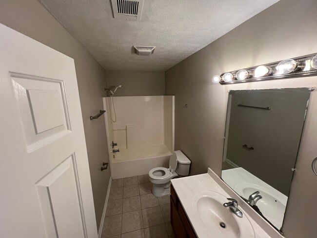 Building Photo - Spacious 3 bedroom 2.5 bath home.