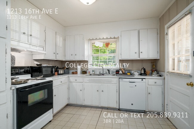 Building Photo - 1213 16th Ave E