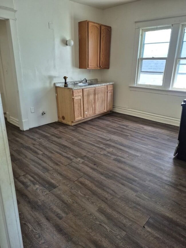 Building Photo - Spacious 4-Bedroom Upper Duplex with Yard