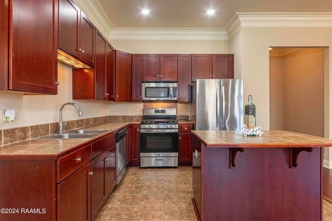 Building Photo - 3 bedroom, 2 bath home