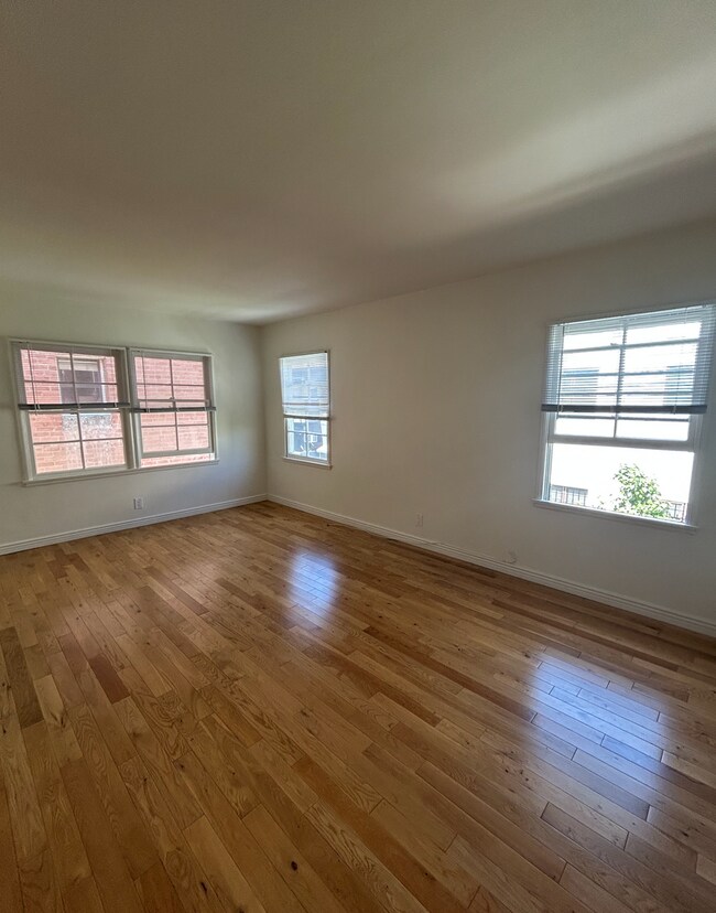 Building Photo - Charming studio in prime Los Angeles locat...