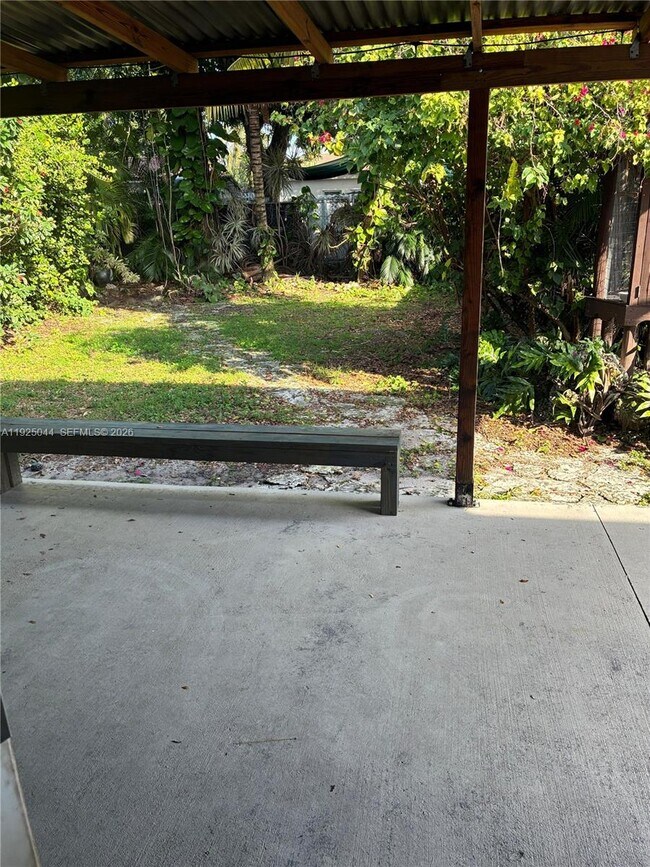 Building Photo - 705 E 9th Ct