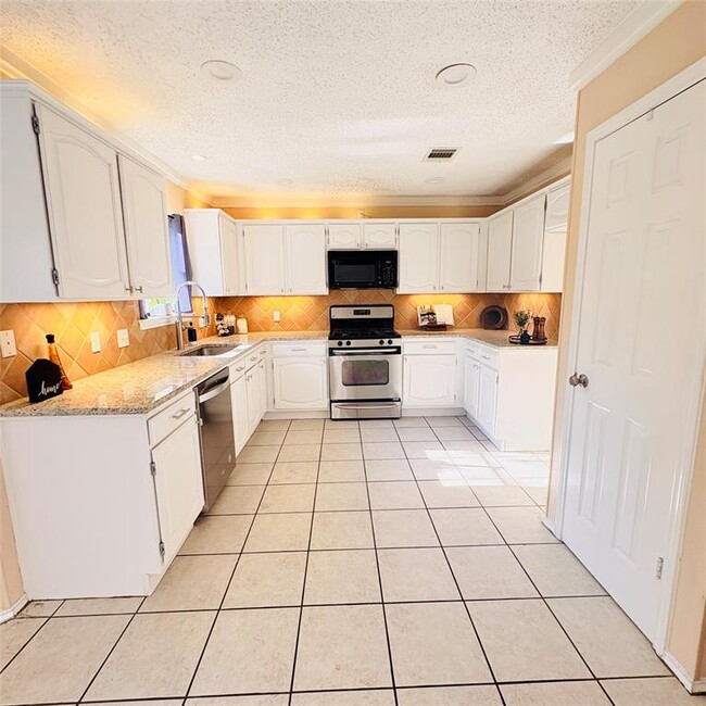 Building Photo - 17506 Klamath Falls Dr