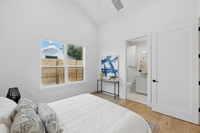 Building Photo - 2105 S L Davis Ave
