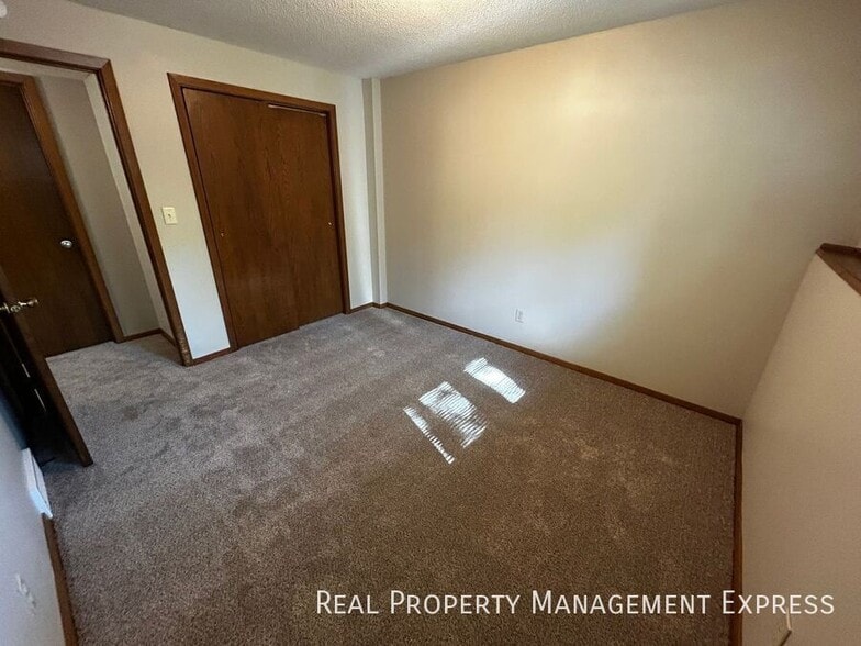 Building Photo - 3 Bedroom 2 Bathroom Home with a Fireplace...