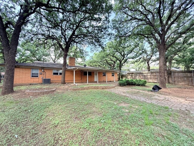 Building Photo - 612 Hillview Dr
