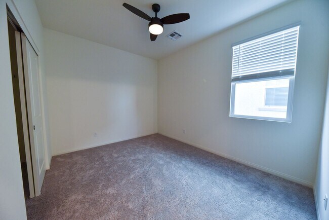 Building Photo - 5 Bed 3 1/2 Bath,  Beautiful home in gated community!