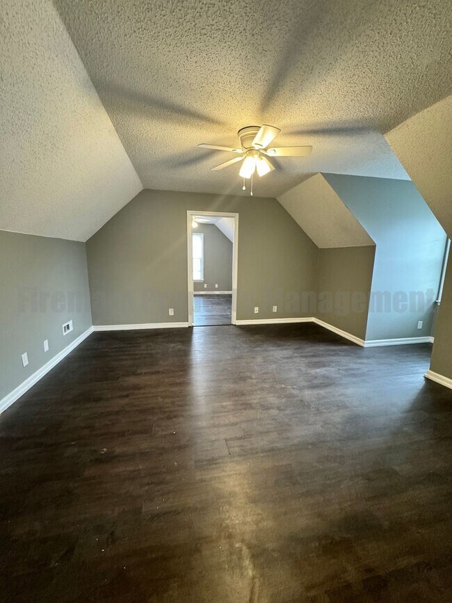 Building Photo - Newly Renovated 4 Bedroom 2 Bathroom